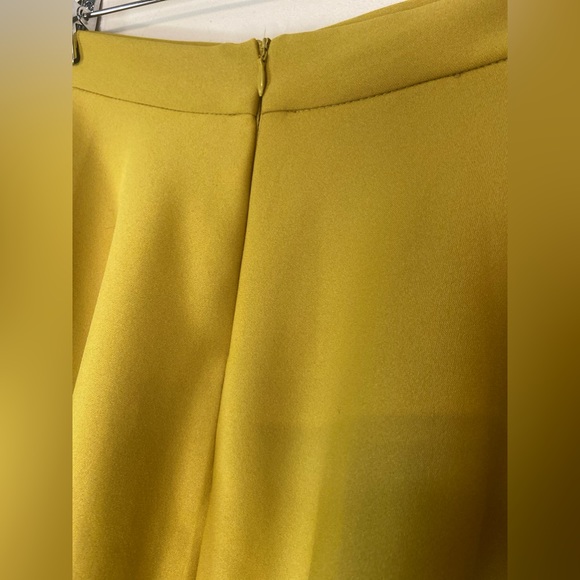 Bar lll~Fun Flaring Polyester/Spandex Skirt~Back Zipper~Waistband~Size M - Picture 6 of 8